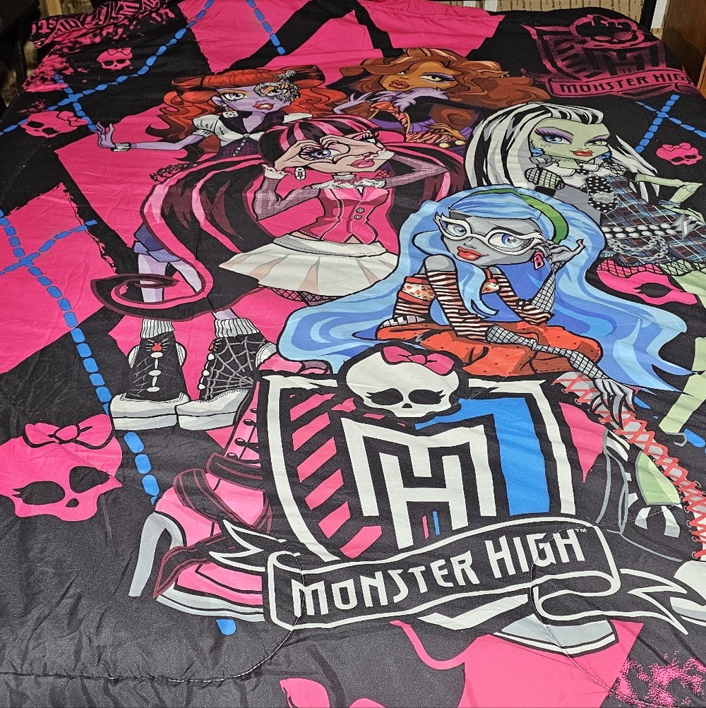 Monster High 2012 (G1) First Generation Reversible Comforter Twin/Full-Size Bed